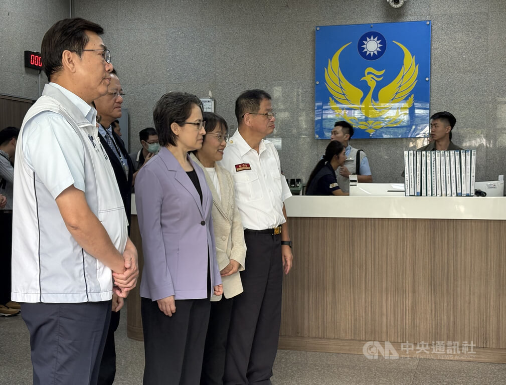 台灣第一場以女性為主的防災士培訓課程4日在新北市開訓，副總統蕭美琴（前左2）、內政部長劉世芳（前左3）與新北市副市長劉和然（前左）等人一同參觀了解培訓情形。